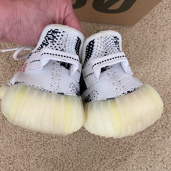 YEEZY BOOST 350 V2 WHITE CORE BLACK RED - Picture 6 of 10
